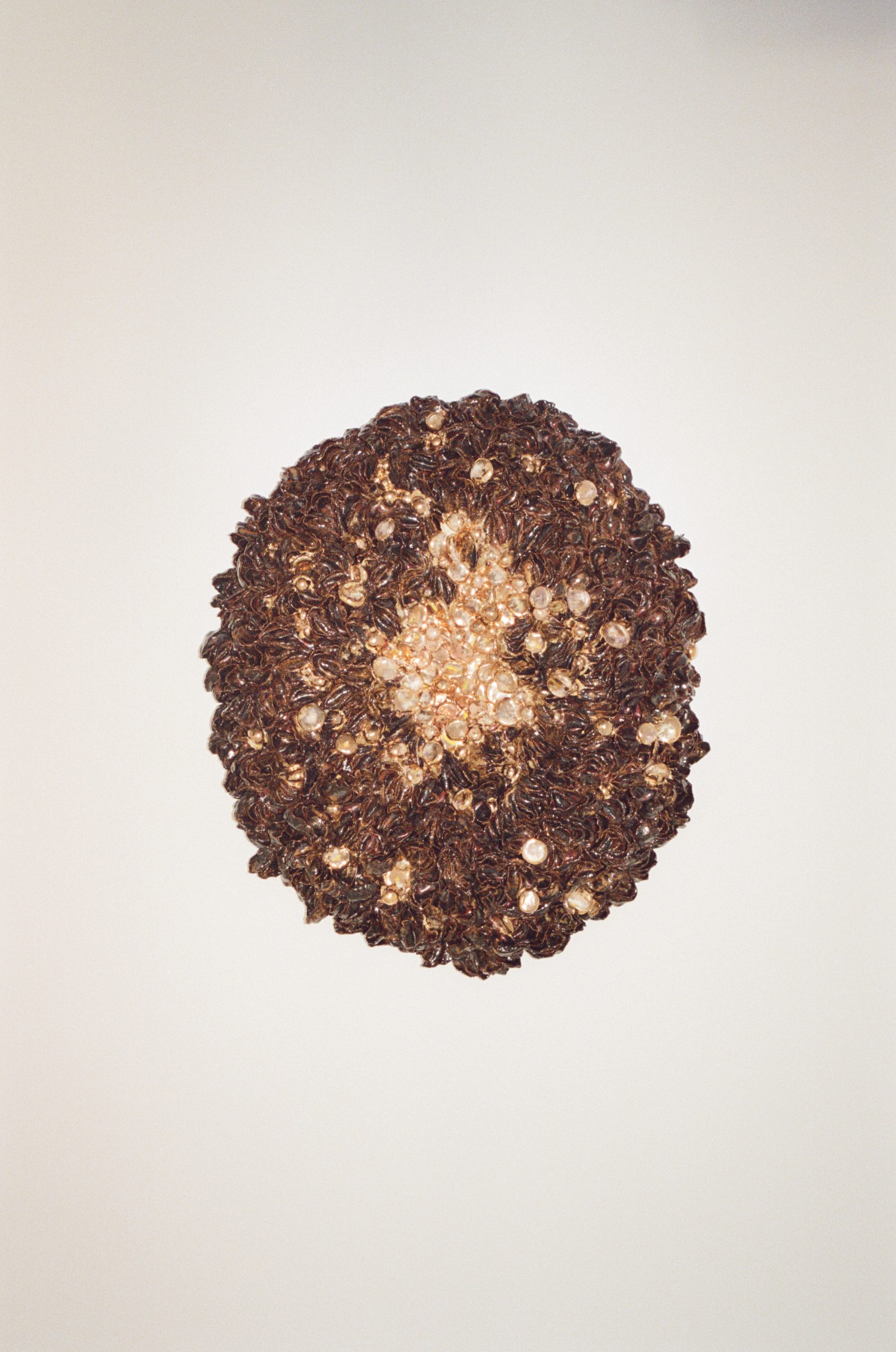 Johan Creten, Odore di Femina - Golden Rain,2025.
Photo : Arthur Delloye. © Johan Creten/ ADAGP, Paris 2026. Courtesy of the artist and Perrotin